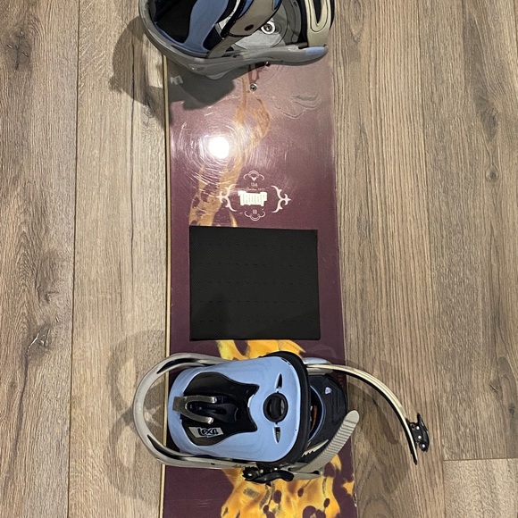 Burton troop snowboard with Burton bindgings - Picture 2 of 7